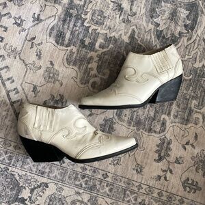 STEVE MADDEN Waze Leather Low Top Bone White Ankle Cowboy Boots Size 8